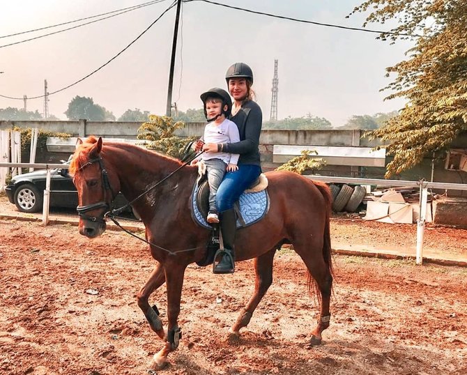 tampil beda ini potret agesh palmer pemain kisah nyata spesial saat berkuda