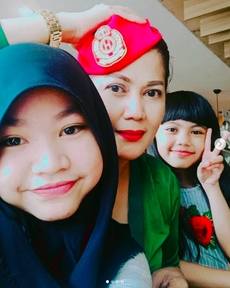 jadi mertua jahat di ftv suara hati istri ini potret hangat helsi herlinda dan sang anak