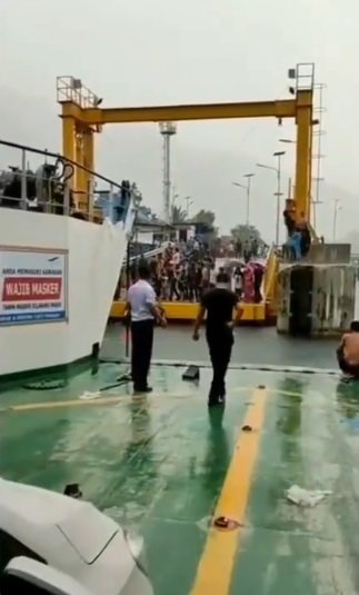 video mobil tercebur ke danau toba saat menyeberang dari kapal