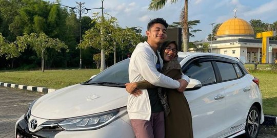 Hadiahi Mobil Baru, Ini 4 Potret Kebersamaan Fiki Naki dan Sang Mama