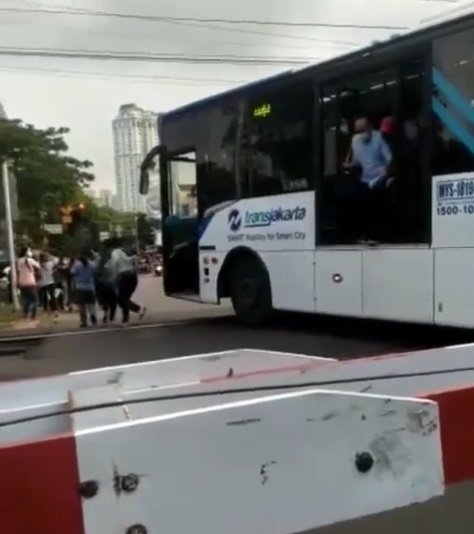 video transjakarta mogok di perlintasan krl