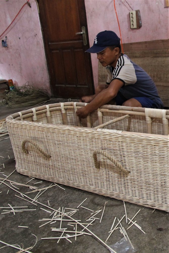 peti mati berbahan rotan