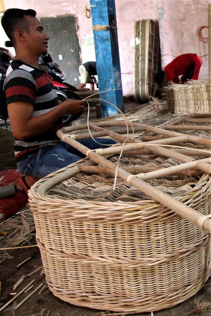peti mati berbahan rotan