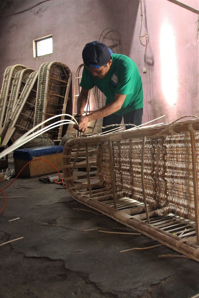 peti mati berbahan rotan