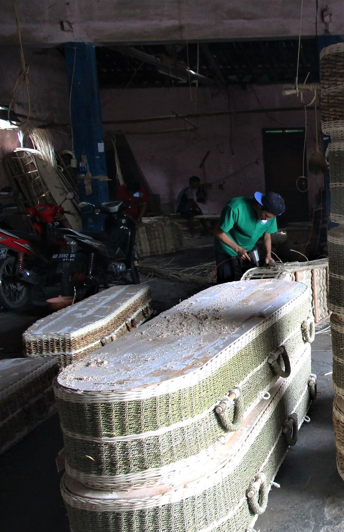 peti mati berbahan rotan