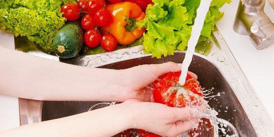 Cukupkah Mencuci Buah dan Sayur dengan Hanya Menggunakan Air?