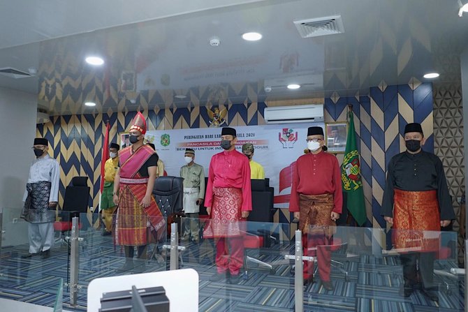 wali kota medan muhammad bobby afif nasution memakai pakaian adat toba