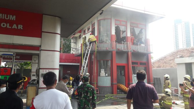 kantor spbu terbakar di pramuka raya