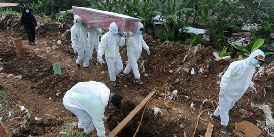 Diduga Karena Provokasi Satu Warga, Jenazah Pasien Covid Dimakamkan Tanpa Prokes