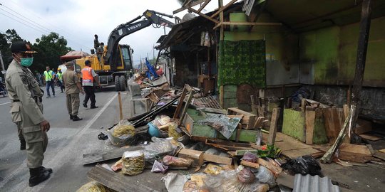 Ratusan Lapak PKL di Puncak Bogor Dibongkar