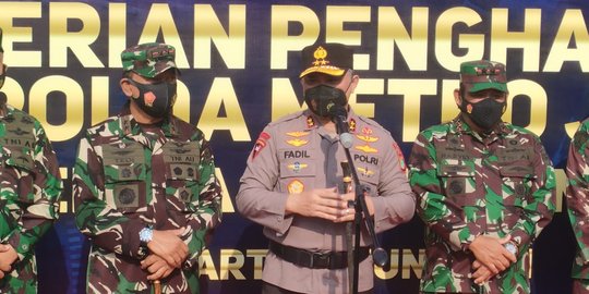 Kapolda Metro Jaya Beri Penghargaan ke Polisi Bertugas di Pos Penyekatan Mudik