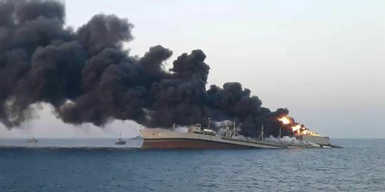 Kapal Perang Terbesar Iran Terbakar di Teluk Oman