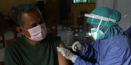 Warga di Zona Merah Cilangkap Disuntik Vaksin Covid-19