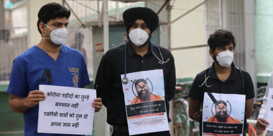Klaim Yoga Bisa Cegah Covid, Ribuan Dokter di India Minta Baba Ramdev Ditangkap