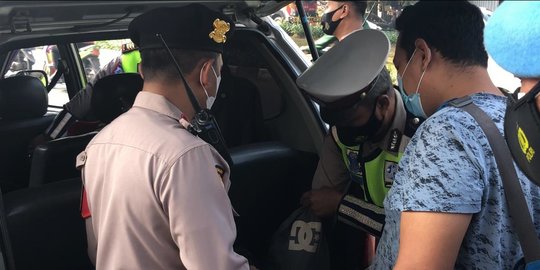 Polisi Amankan 5 Orang Lalu-Lalang di Sekitar PN Jaktim saat Sidang Rizieq