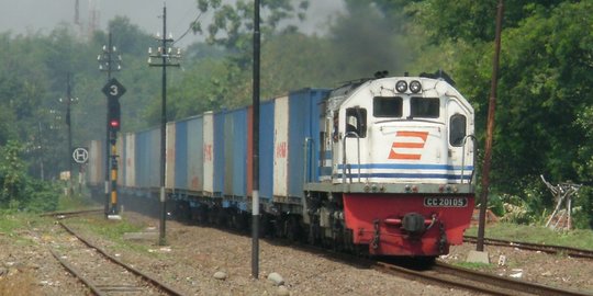 Kereta Logistik ke Pelabuhan Tanjung Perak Kini Hidup Kembali