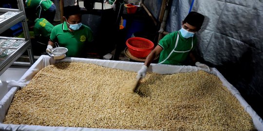 Harga Kedelai Meroket, Perajin Tempe Kecilkan Ukuran Agar Tidak Rugi