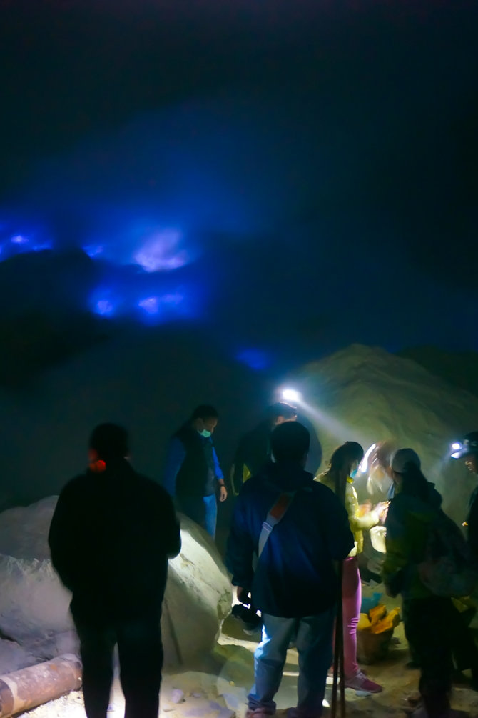 berburu pesona blue fire kawah ijen