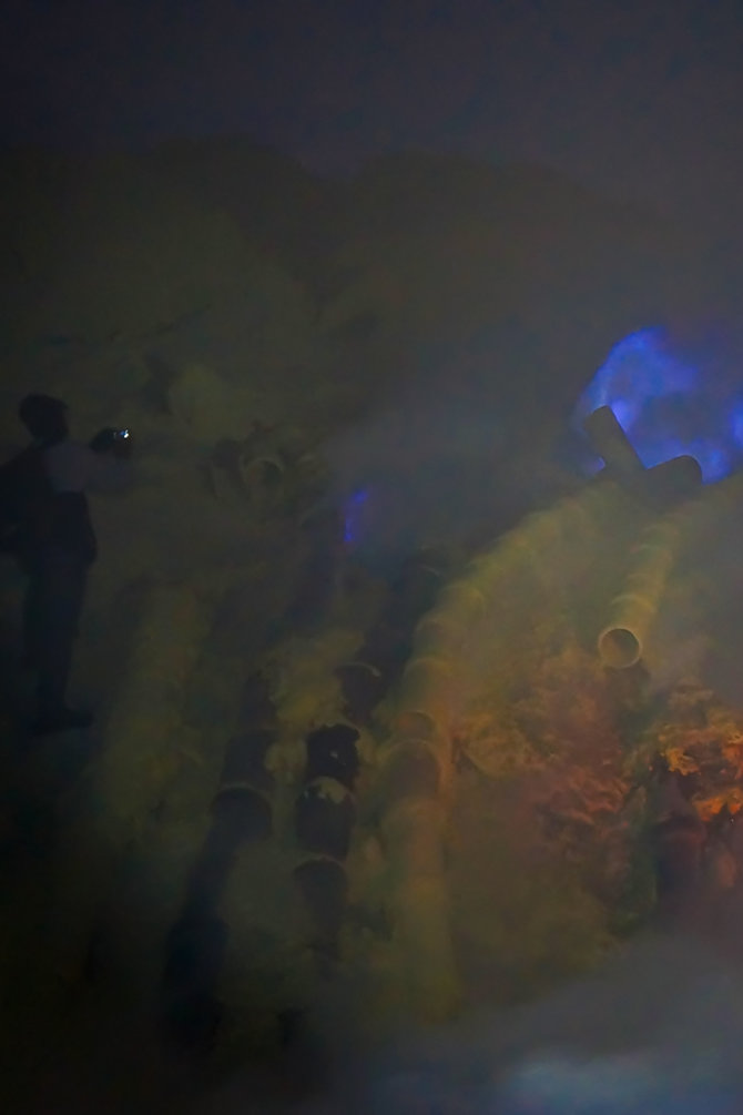 berburu pesona blue fire kawah ijen