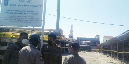 Berdiri di Lahan Pemkot, Satpol PP Segel Pasar di Pandegiling Surabaya