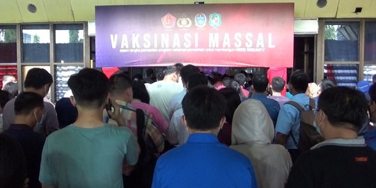 Vaksinasi Massal di Medan Picu Kerumunan, Petugas Tutup Pendaftaran