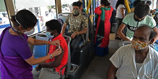 Memanfaatkan Bus Jadi Vaksinasi Keliling di India