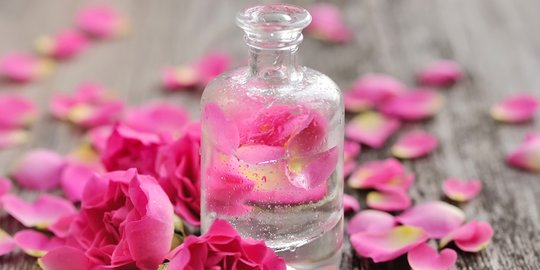 6 Fungsi Air Mawar bagi Kecantikan Kulit Wajah Beserta Cara Penggunaannya