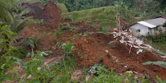 BPBD Libatkan Ratusan Relawan Evakuasi Warga Korban Longsor di Cianjur