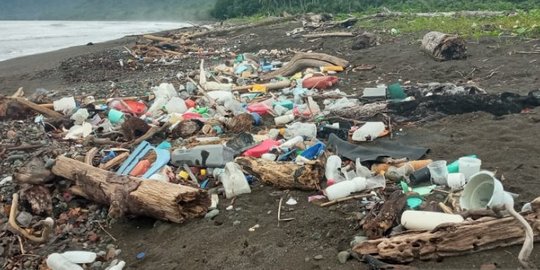 Sampah Kota Sorong Cemari Pantai Warebar Raja Ampat