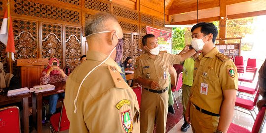 Percepat Vaksinasi Covid-19 di Solo, Pengantar Lansia Dapat Kesempatan Disuntik