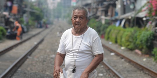 Kisah Pak Wandi Bertahun-tahun Jaga Perlintasan Kereta dengan Sukarela