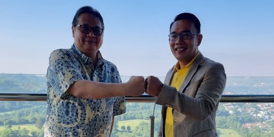 Berbaju Kuning, Ridwan Kamil Bertemu Ketum Golkar Airlangga di Bandung