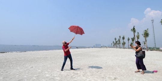 Menikmati Pasir Putih Buatan di Utara Jakarta