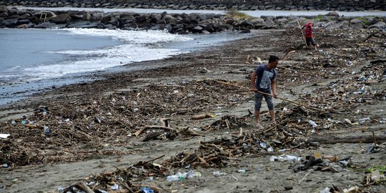 Lautan Sampah Cemari Pantai di Banda Aceh