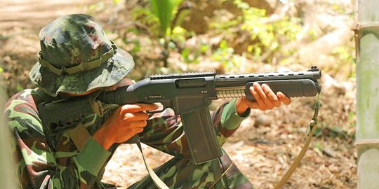 "hanya dengan tembakan, bukan demo, yang akan tumbangkan militer"