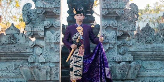 4 Pemotretan Dimas Ahmad Kenakan Baju Adat Bali, Tampan dan Berkarisma