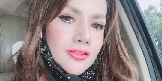 Barbie Kumalasari Pamer Pose di Atas Ranjang Bareng Pengusaha Muda Pacar Barunya