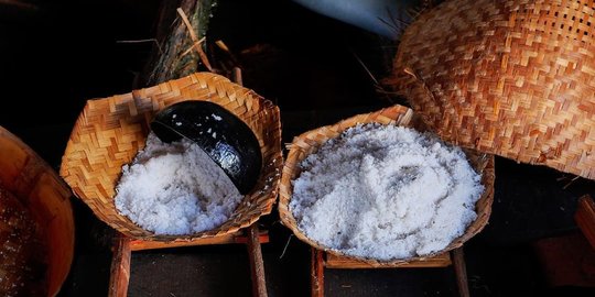 Kesabaran Menanti Garam Kristal Khas Kusamba Bali