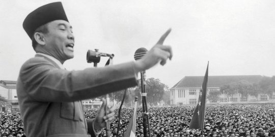 Foto Langka, Ini Potret Kebersamaan Bung Karno dengan Sang Ibu di Teras Rumah