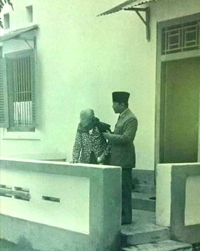 potret langka kebersamaan bung karno dengan sang ibu