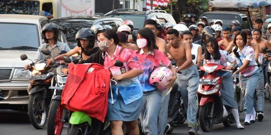 Konvoi Kelulusan, Pelajar SMK Probolinggo Ini Justru Lempar Batu ke Gedung Sekolah