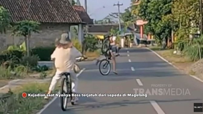 nia jatuh sepeda