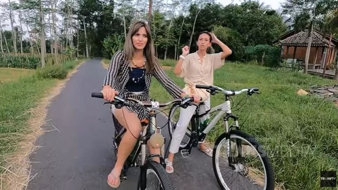 nia jatuh sepeda