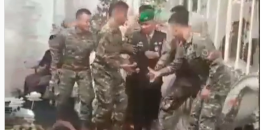 Video Pasukan TNI Iseng Kerjai Mempelai Pria di Resepsi, 'Cuma Bisa Pasrah'