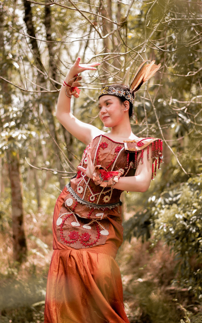 Cantik Menawan Berbalut Baju Adat Ta A Sapei Sapaq Khas Suku Dayak