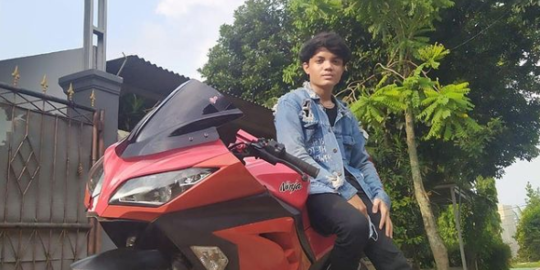 Jarang Tersorot, Ini 5 Potret Adam Batubara Anak Ucok Baba yang Berparas Tampan