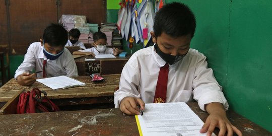 Suasana Ujian Akhir Sekolah Tatap Muka di SDN Kota Baru 3 Bekasi