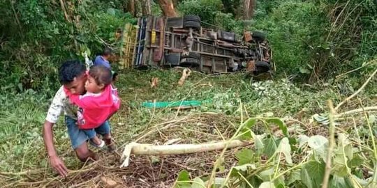 Truk Bawa 25 Penumpang di Ende Terperosok ke Jurang 16 Meter, 4 Orang Tewas