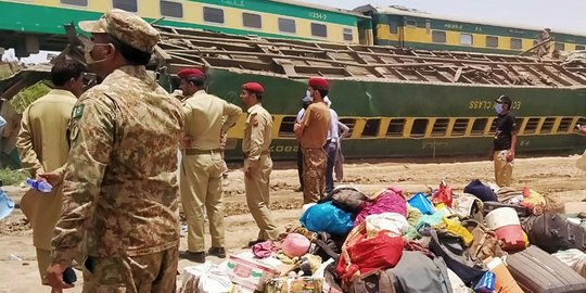Korban Tewas Tabrakan Dua Kereta Cepat di Pakistan Bertambah Jadi 63 Orang