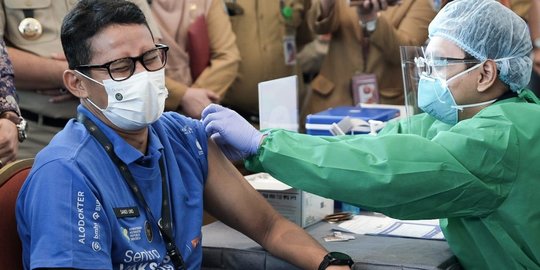 Sandiaga Mengaku Tidak Mengalami Keluhan Usai Disuntik Vaksin AstraZeneca